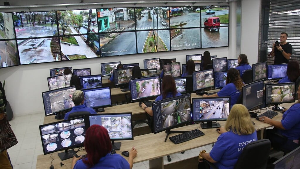 El intendente de Hurlingham, Juan Zabaleta, inauguró el último sábado un nuevo centro de monitoreo de cámaras y alarmas
