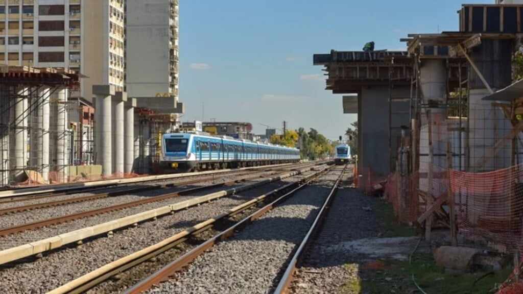 avanza la obra de los pasos vehiculares sobre el tren Sarmiento en Ramos Mejía.