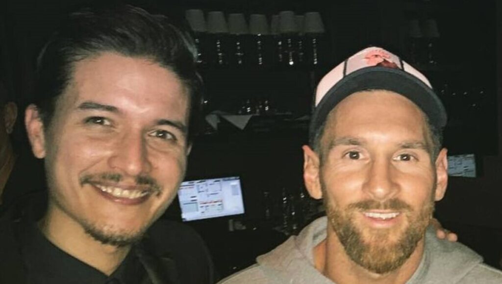 El bartender Sebastián García con Lionel Messi