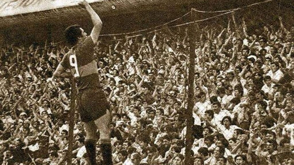 A 60 años del debut de Ángel Clemente Rojas en Boca, uno de los máximos ídolos xeneizes que no jugó en River por culpa de un portero