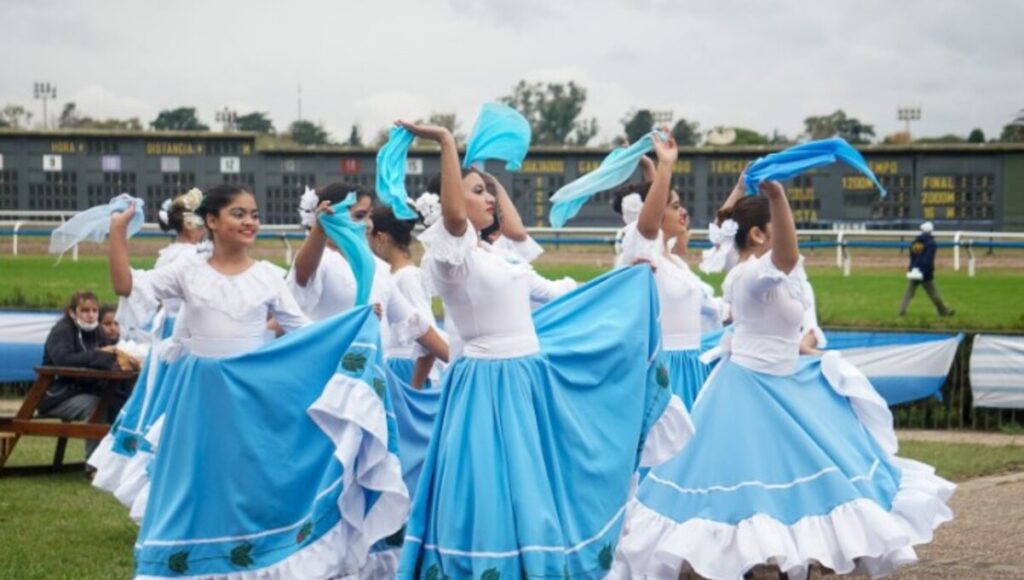 Hipódromo de San Isidro GRan Premio 25 de Mayo danzas clásicas argentinas (1)