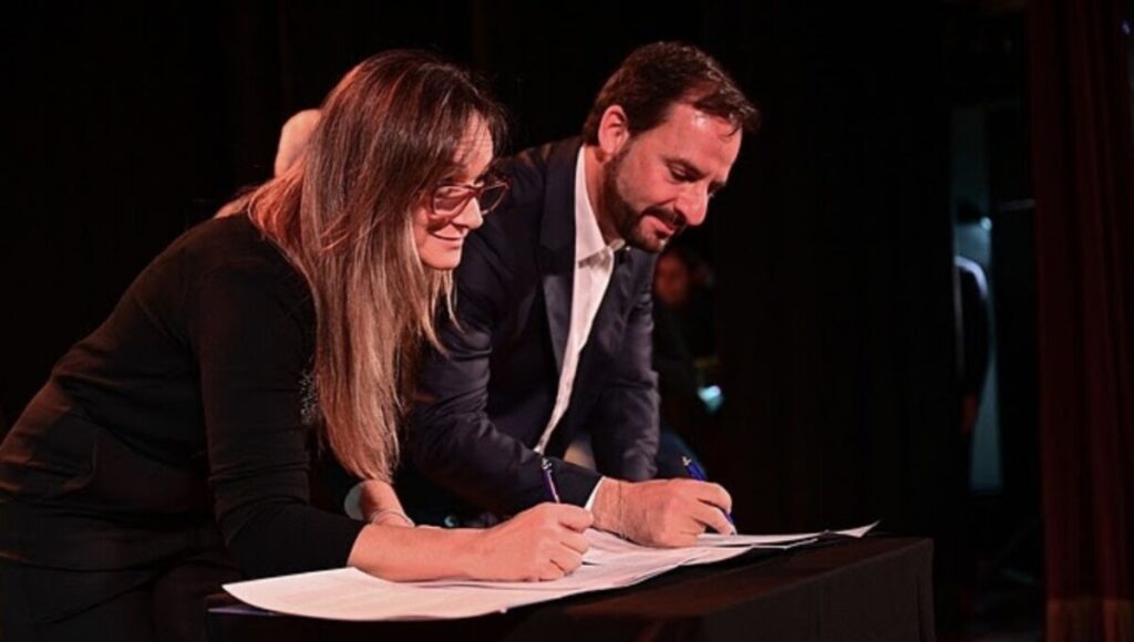 Malena Galmarini y Ariel Sujarchuk, durante la firma del convenio entre AySA y el municipio de Escobar por la planta de tratamientos de líquidos cloacales.