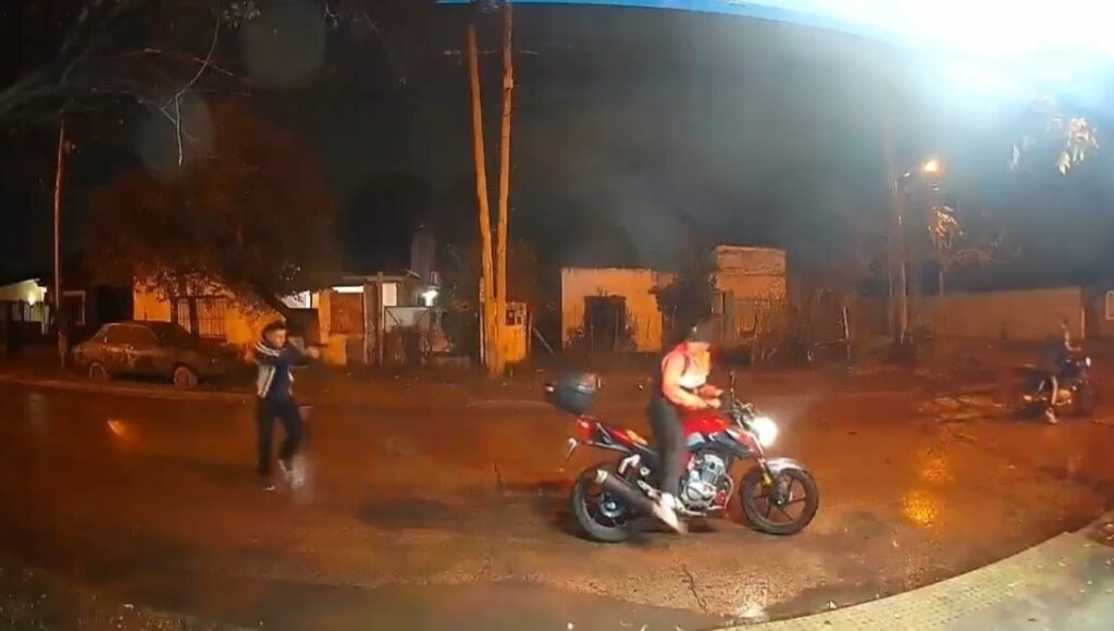 Impactante video: así un policía de civil mató por la espalda a un motochorro que le quiso robar la moto en Moreno
