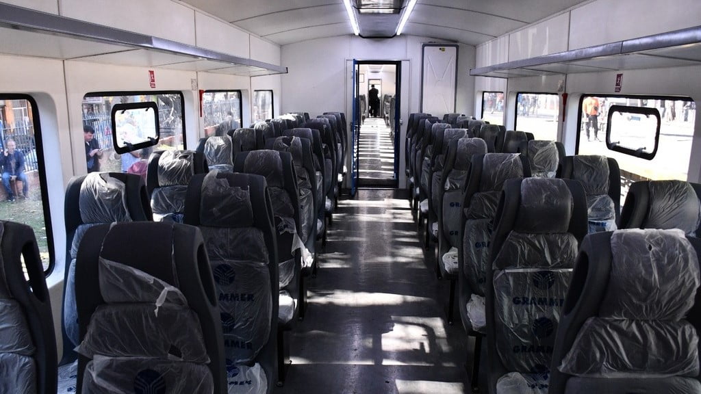 Hay una capacidad para 240 pasajeros sentados y otros 150 parados.