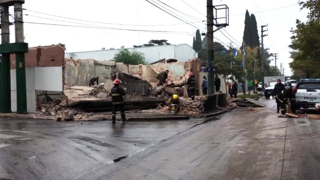 Derrumbe trágico en Ituzaingó: se desmoronó una obra en construcción y quedaron obreros atrapados entre los escombros