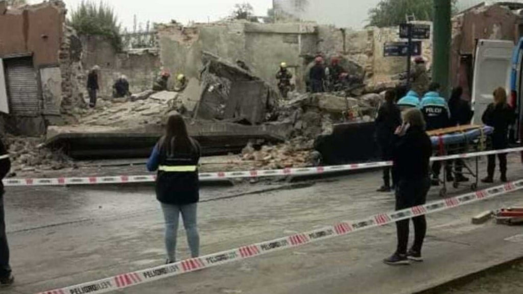 Derrumbe trágico en Ituzaingó: se desmoronó una obra en construcción y quedaron obreros atrapados entre los escombros