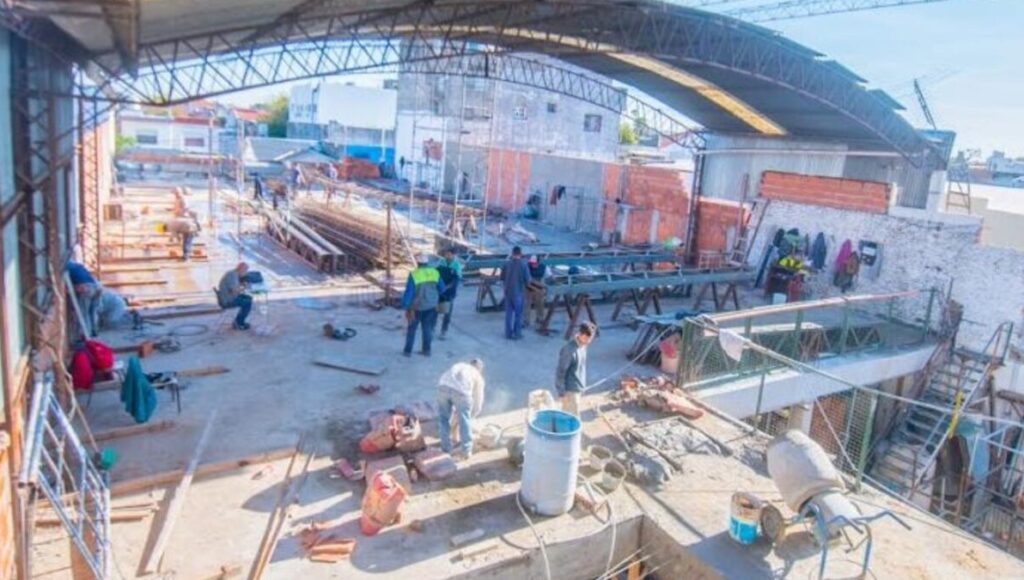 El avance de obra en el Polideportivo del histórico club Piñeyro, en San Fernando, ya muestra el hormigonado de la pileta que será usada para tratar casos de kinesiología.