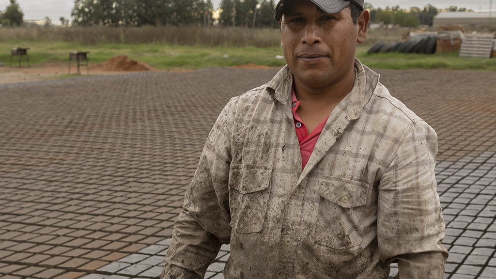 El increíble pueblo alfarero: un día en el sacrificado oficio de fabricar ladrillos artesanales en Cucullú, la capital del hornero