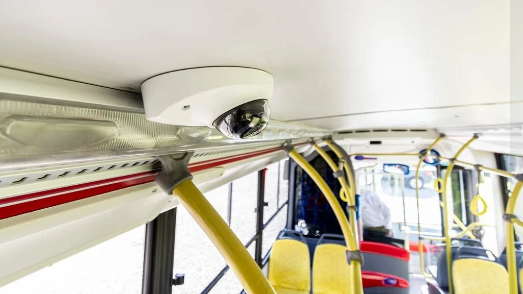 Cada colectivo de las lineas comunales que transita por Almirante Brown cuenta con cuatro cámaras conectadas on line a la central de monitoreo del distrito.