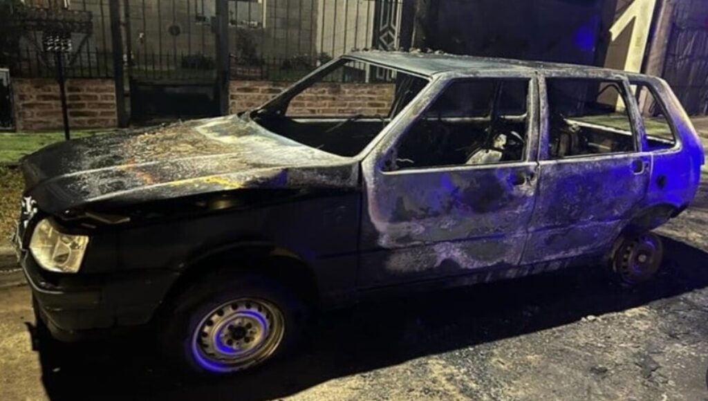 El auto de la pareja de uno de los denunciantes de L-Gante fue prendido fuego. Sospechan del entono del cantante.