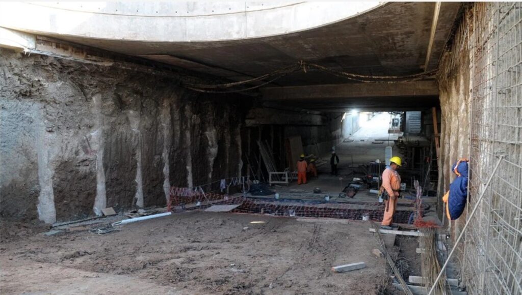 El túnel de la calle Loria, en Lomas de Zamora, ya entró en su etapa final de obra.