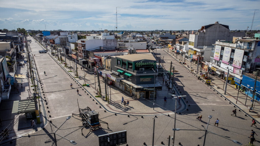 El renovado centro de Laferrere, visto desde la estación del Ferrocarril Belgrano.