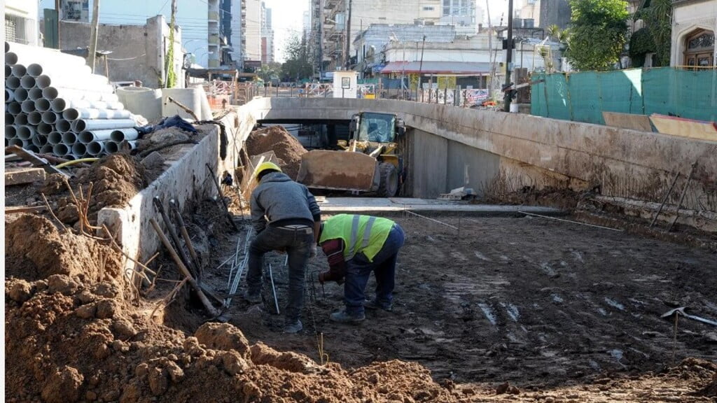 Los caños de los desagües ya estrán listos para ser instalados en el nuevo túnel de la calle Loria, en el centro de Lomas de Zamora.