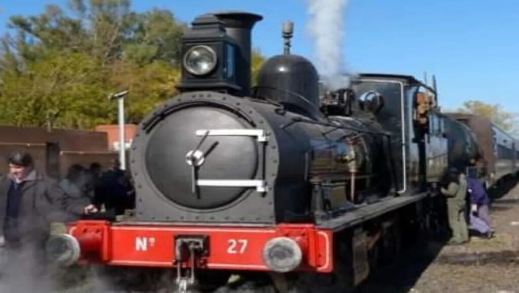 Una de las viejas locomotoras de finales del siglo XIX con las que se realizarán los paseos en tren a vapor en el Ferroclub de Sáenz Peña.