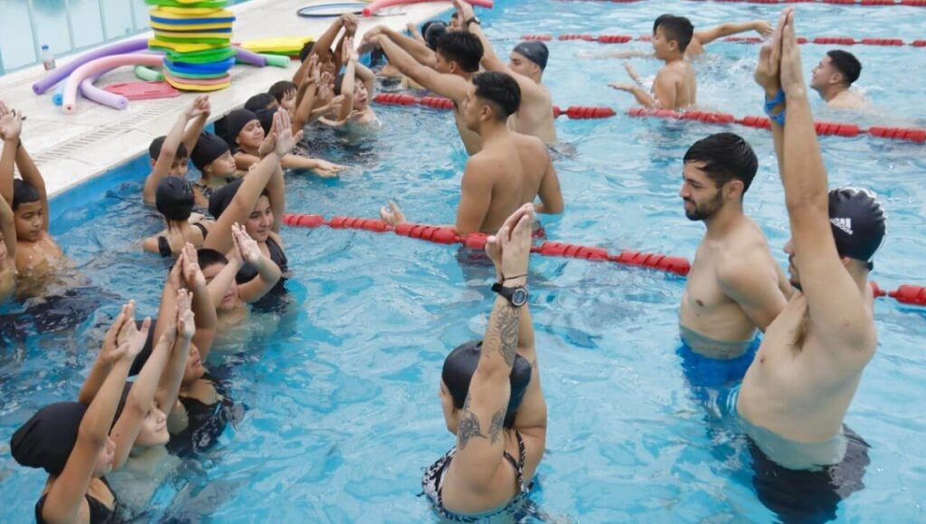 Clases de natación gratuitas en Lomas de Zamora: cómo es el programa por el que 7.500 chicos aprenden a nadar
