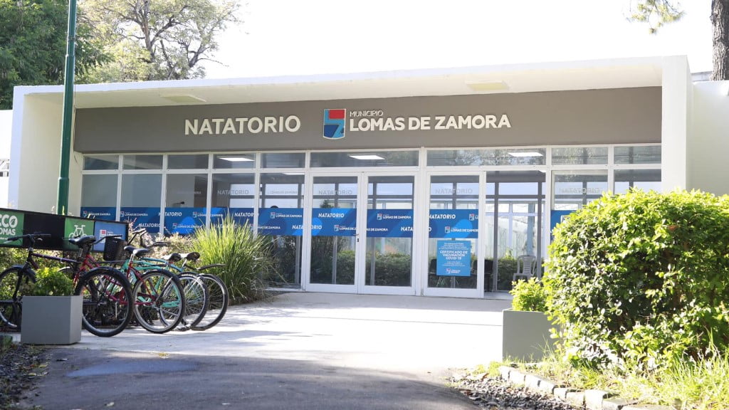 Clases de natación gratuitas en Lomas de Zamora: cómo es el programa por el que 7.500 chicos aprenden a nadar