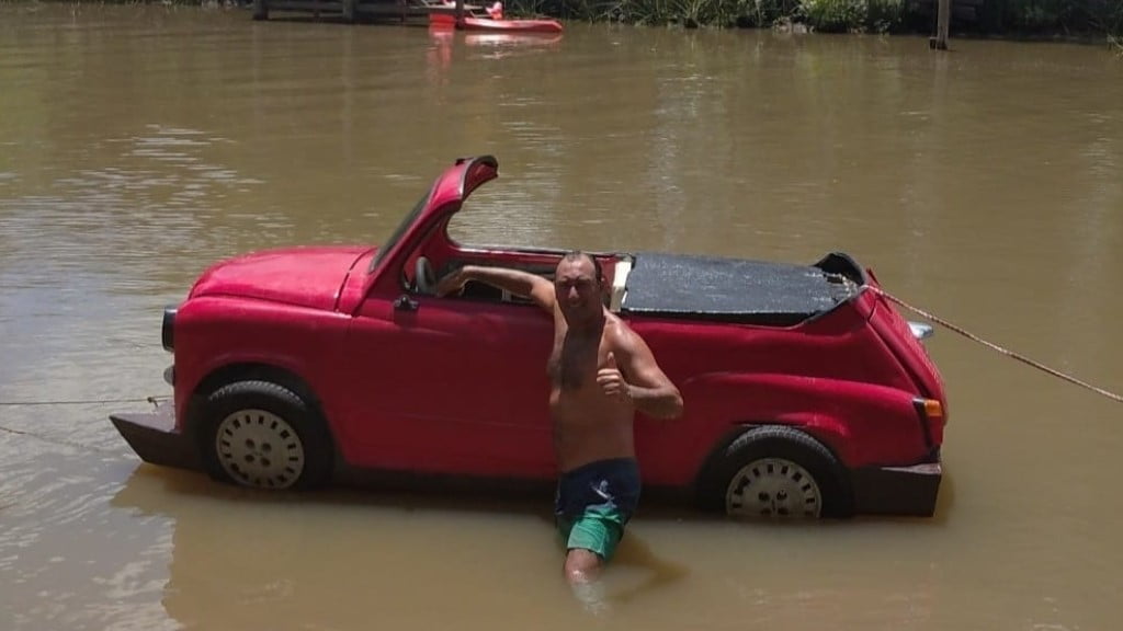 Modificó un auto y lo hace circular por el agua: cómo es el Fitito lancha de Tigre