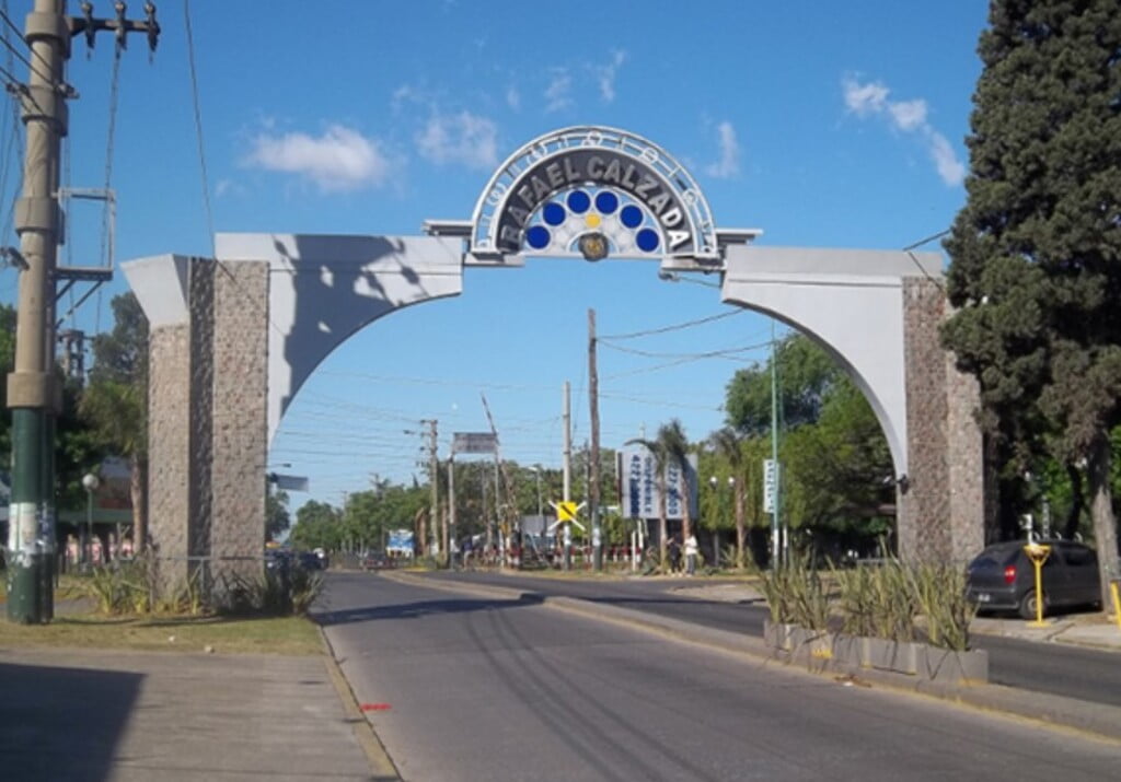El arco de entrada a Rafael Calzada, localidad que cumple 114 años de vida.