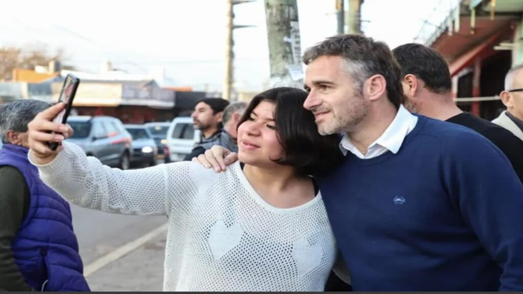 El intendente Federico Achával, durante la recorrida por el centro comercial de Manuel Alberti.