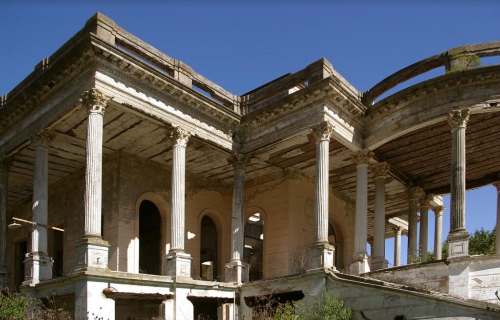 En sus 1.500 metros cuadrado, el Palacio Piria guardaba ornamentaciones de máximo lujo. Hoy es una ruina.