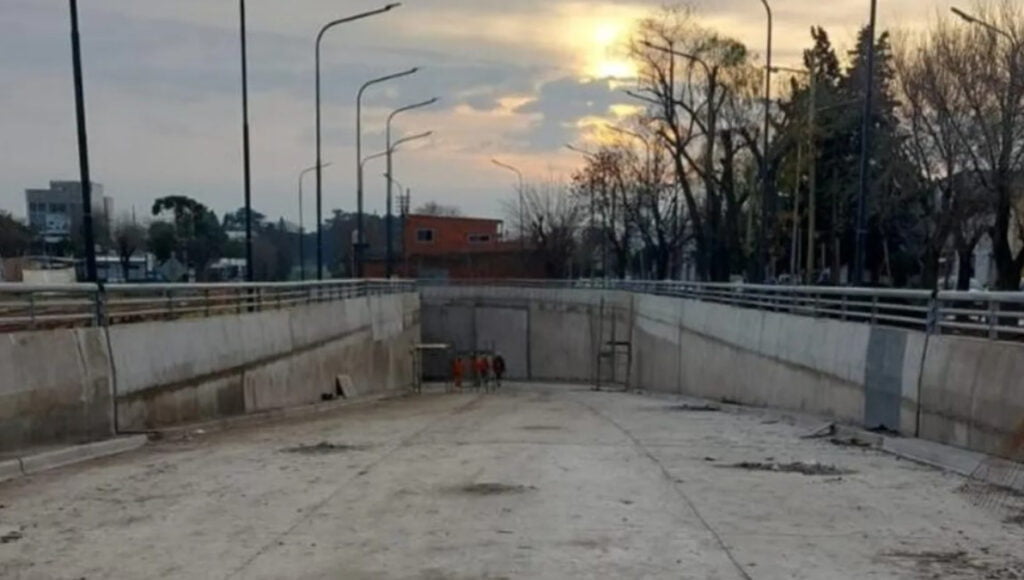 El túnel de González Catán, en la calle Equiza, anulará un viejo paso a nivel que ocasionaba importantes demoras en el tránsito.