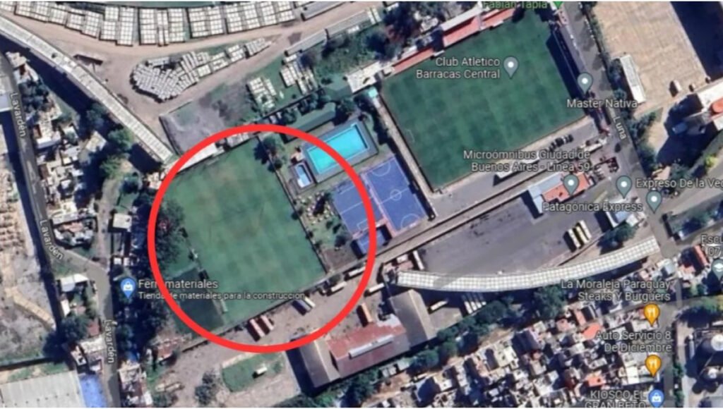 En el círculo rojo, la zona del conflicto entre la obra del Viaducto del tren Belgrano Sur y el club Barracas Central.