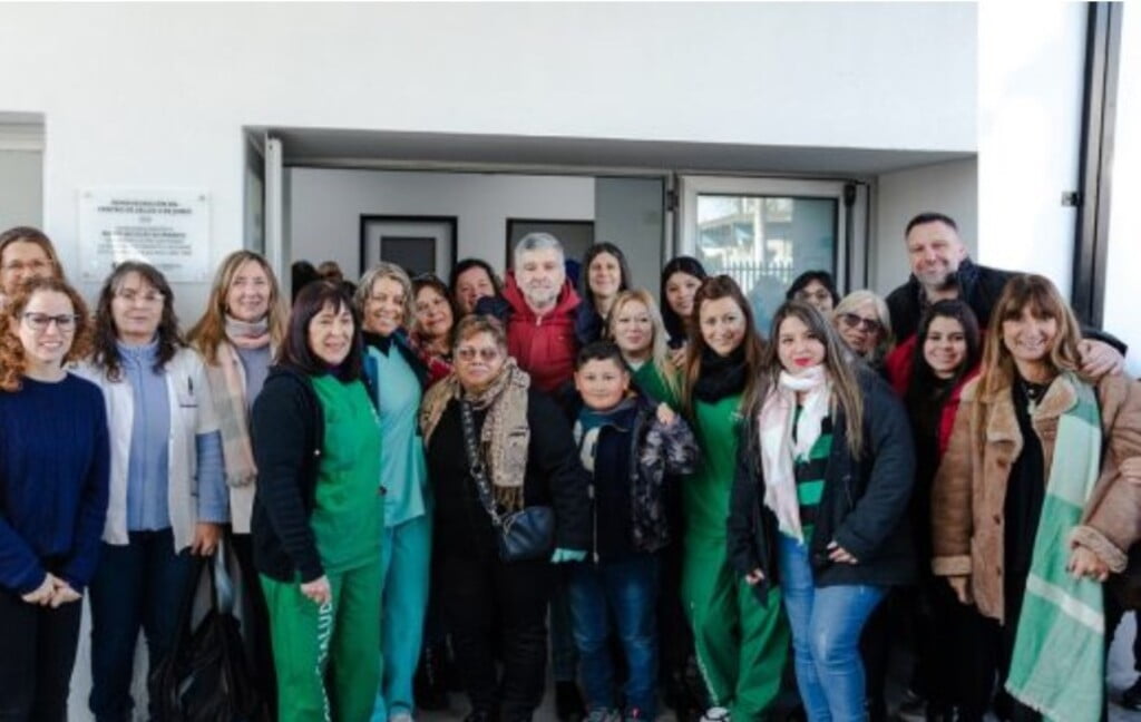 Juanchi Zabaleta inauguró un Centro de Atención Primaria en Villa Tesei y le respodió a Selci con un video en el nuevo Hospital del PAMI.