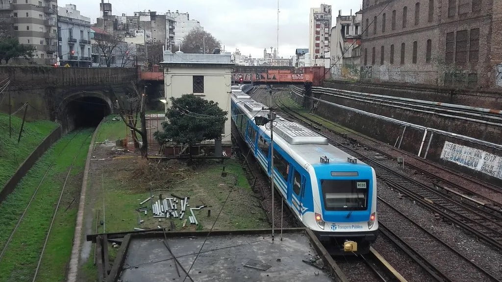 Bajo tierra pero sin soterramiento cmo es el nuevo proyecto para eliminar los pasos a nivel en el tren Sarmiento