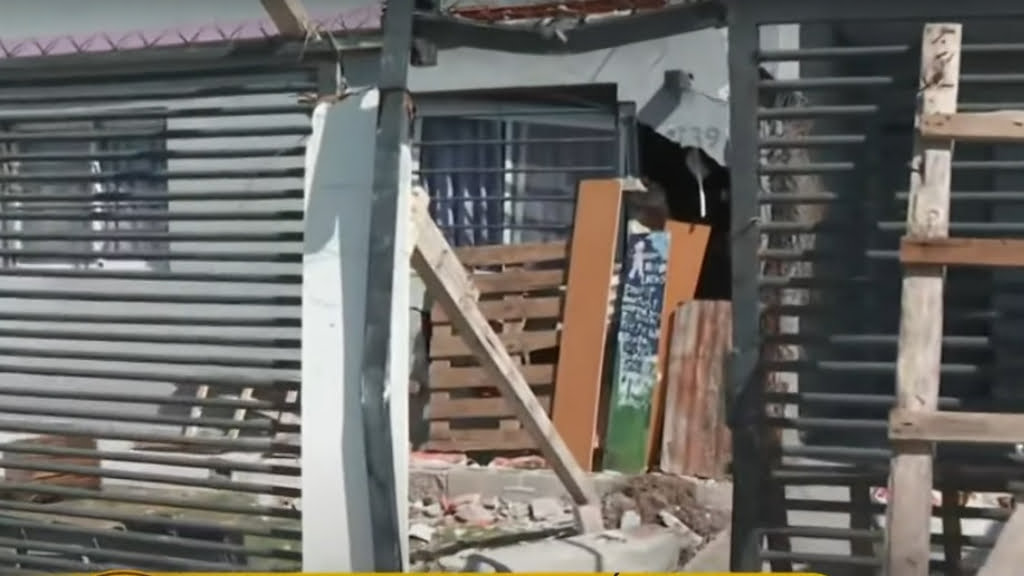 Así quedó el frente de la casa que fue destruida por un colectivo que se incurstó, luego del desmayo de s chofer, en Ranelagh, Berazategui.