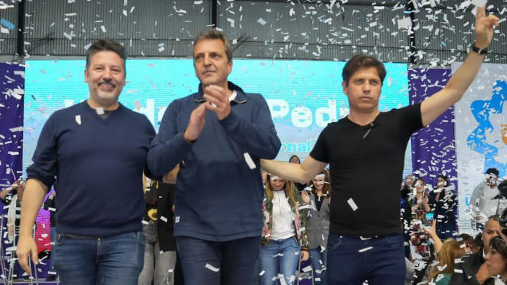 Gustavo Menéndez, Sergio Massa y Axel Kicillof en un acto en Merlo