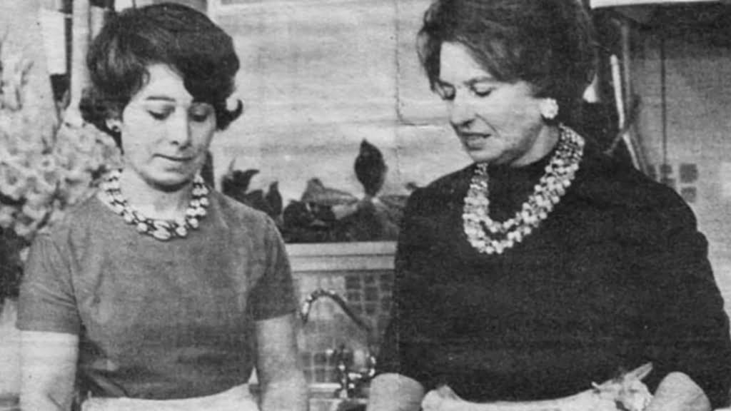 Doña Petrona y Juanita, su histórica asistente que la acompañó décadas en sus presentaciones televisivas.