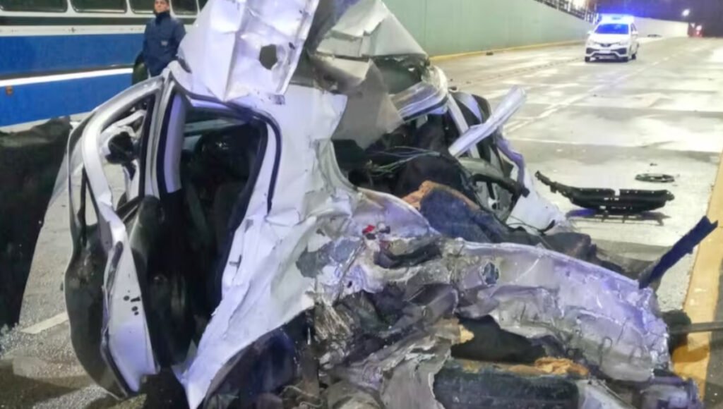 Destrozado, así quedó el Peugeot que provocó el triple choque sobre la avenida Rolón, en el tunel de las vías del ferrocarril Belgrano Norte.