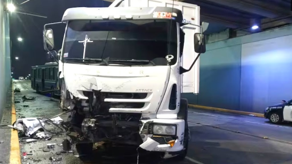 El camión Iveco contra el que impactó el Peugroe perdió una rueda y parte del tren delantero producto de violento golpe.
