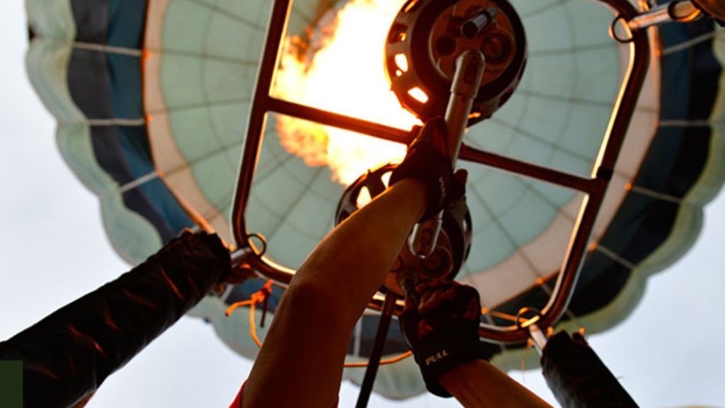 Los globos combustionados a llama son llevados por el viento sin dirección, bajo el atento control de un tripulante especializado.