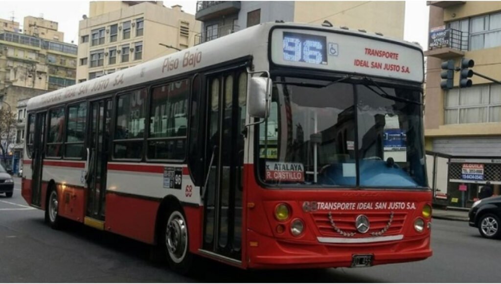 El colectivo 96 será uno de los que tendrá el aumento del boleto, ya que circula por el Conurbano bonaerense y la Ciudad de Buenos Aires.