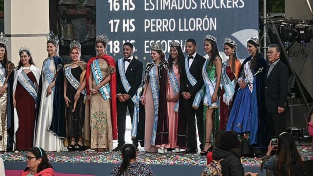 La elección de la embajadora y el embajador de la Fiesta de la Flor de Escobar es uno de los momentos más esperados por los visitantes.