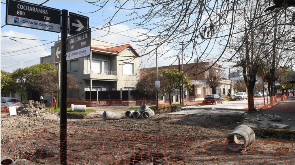 Paralelamente a los trabajos del Hospital de Banfield, la Comuna arregla Cochabamba, la calle de acceso.