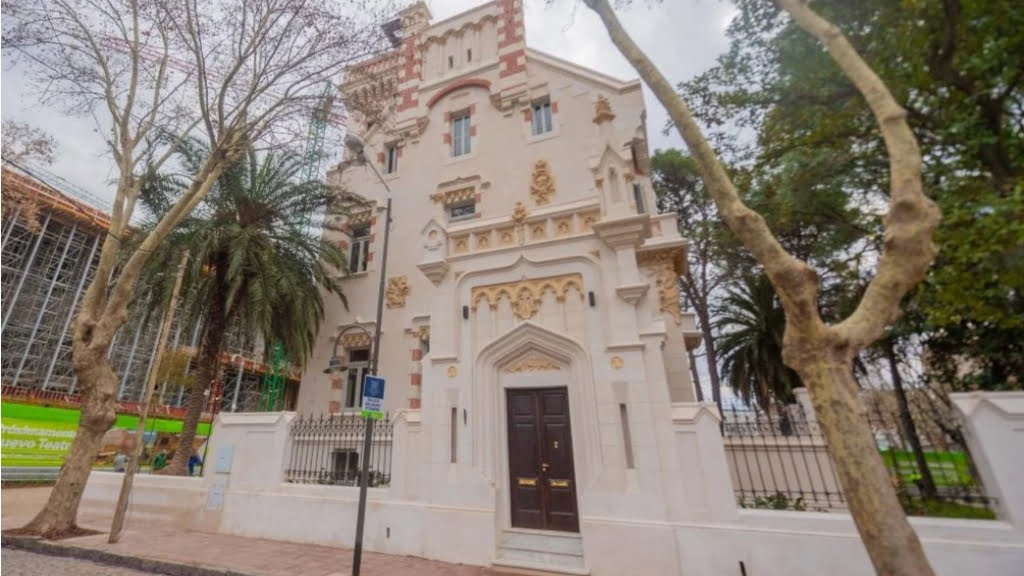 El Palacio Otamendi, a una cuadra de la plaza MItre, en el centro de San Fernando, reabrió con todo el increíble brillo de fines del siglo 19.