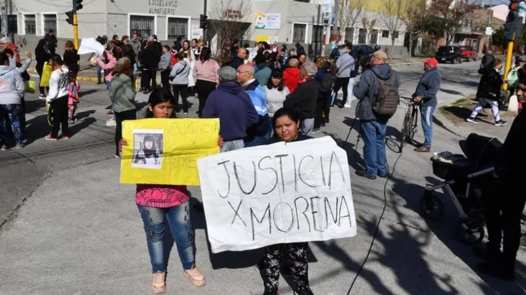 En la puerta de la escuela N°60 Almafuerte, en Lanún, la gente está pidiendo Justicia por Morena Domínguez.
