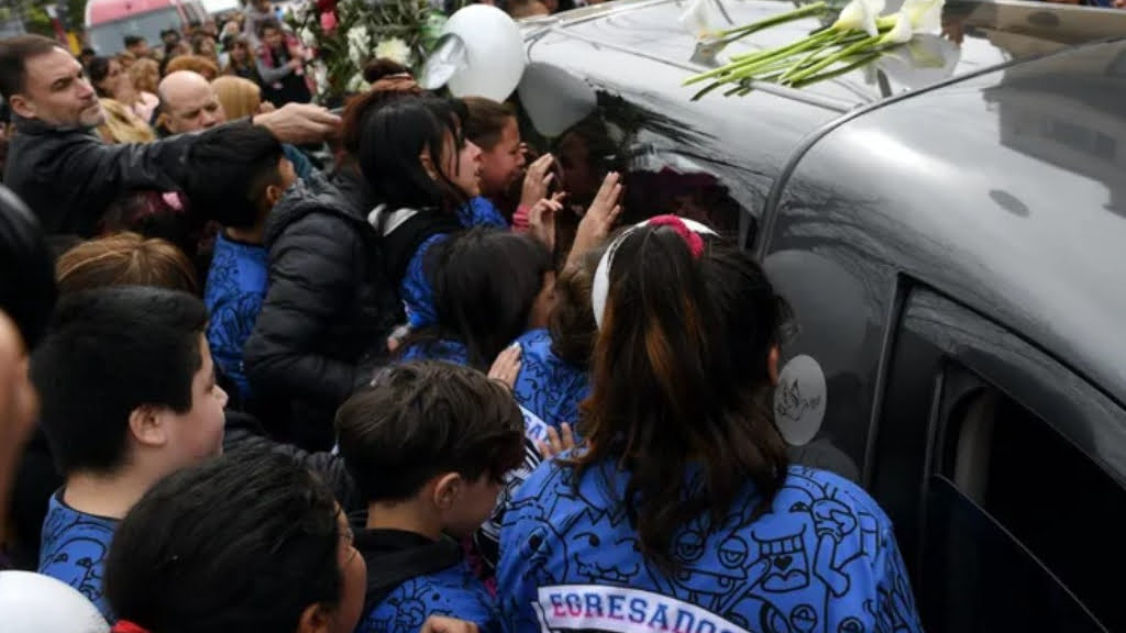 El cortejo fúnebre de MOrena Domínguez fue despedido a su paso por cientos de vecinos de Villa Diamante, en Lanús.