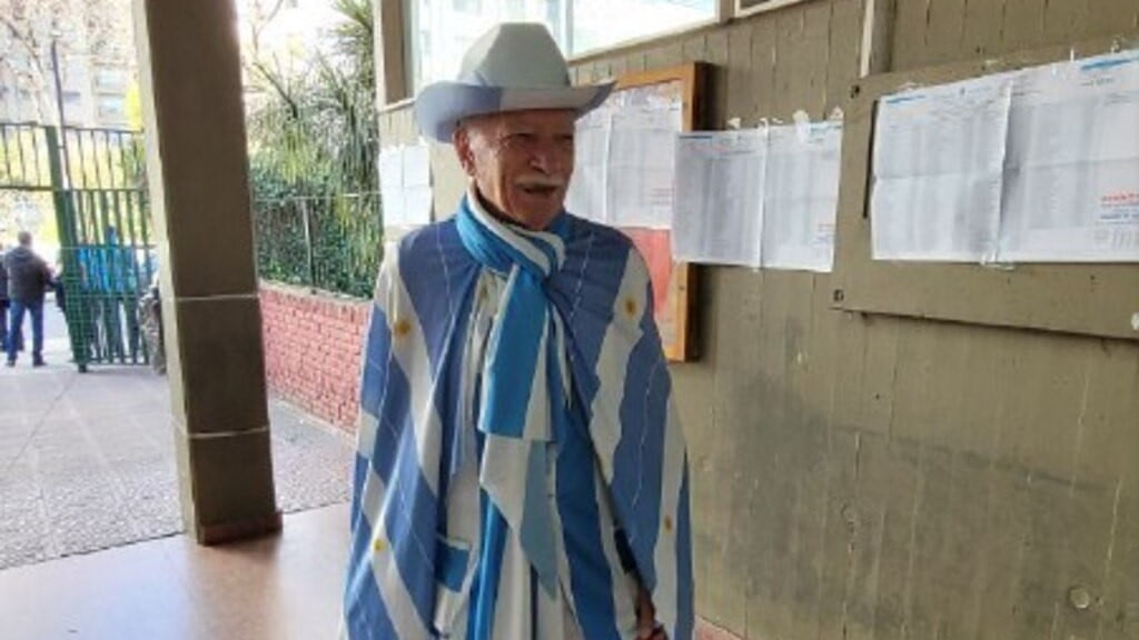 Perlitas de las PASO en CABA: quién es Jorge Williams, el hombre que fue a votar completamente vestido de celeste y blanco