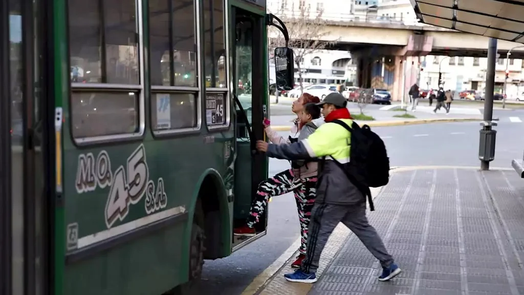 Se anunció un congelamiento en el precio del boleto del transporte público en el AMBA: cómo quedan los valores de trenes y colectivos