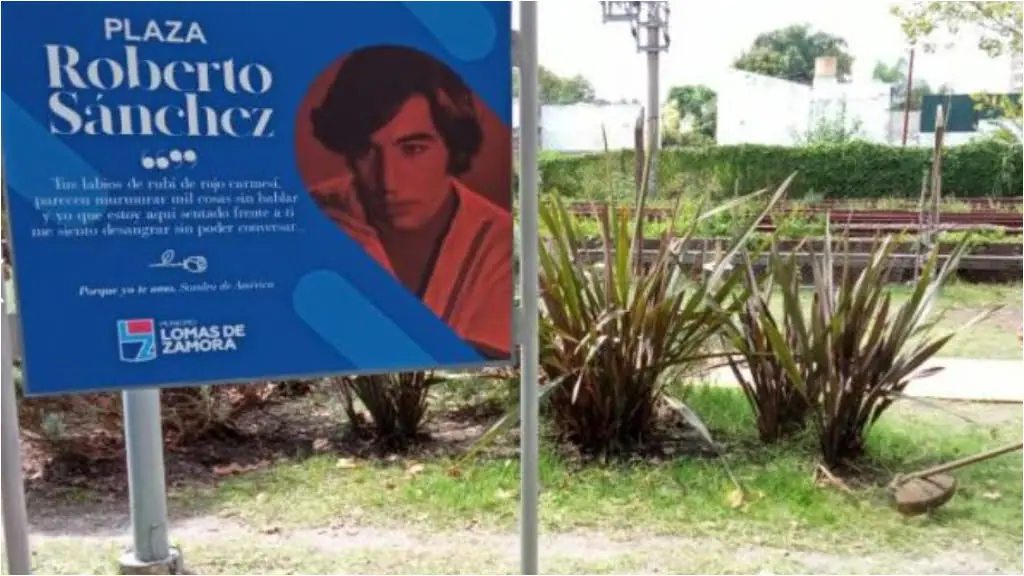 La plaza de Sandro en Banfield, uno de los tantos reconocimientos que tiene el cantante en su barrio del corazón.