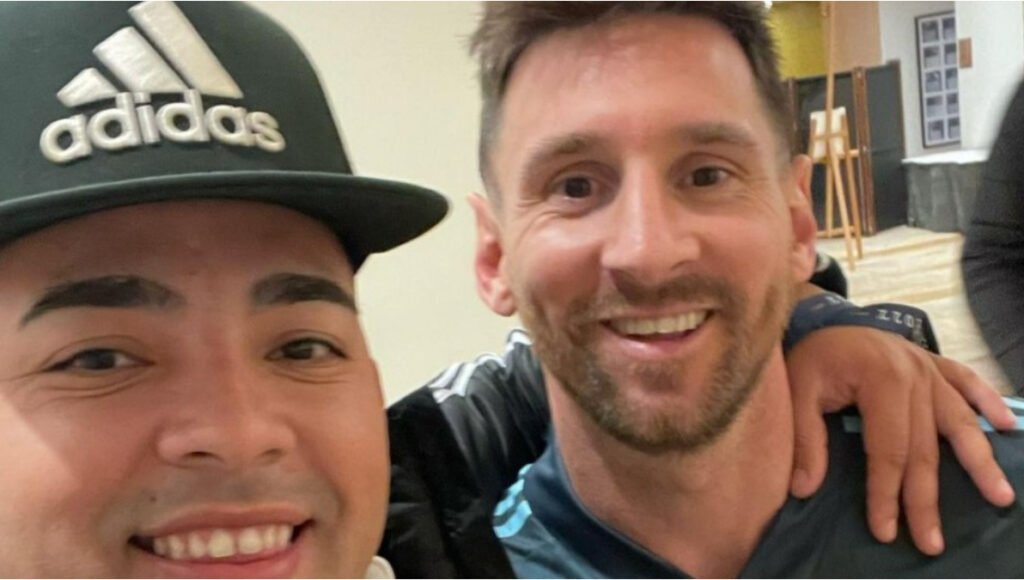 Dany Ale y una selfie para la historia junto a Lionel Messi, el más grande jugador de fútbol de todos los tiempos.