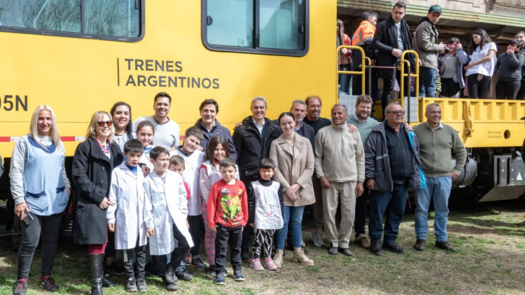 Martín Marinucci, presidente de Trenes Argentinos, junto a trabajadores ferroviarios, maestros y alumnos de Mercedes.