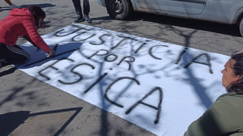 Familiares y amigos de Yésica Santillán cortaron la calle y reclamaron justicia este lunes a la tarde.