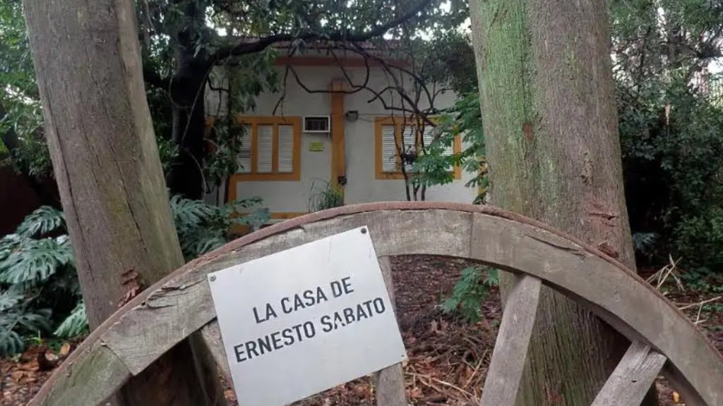 Los jardines de la casa de Ernesto Sábato, un espacio para disfrutar en Santos Lugares.