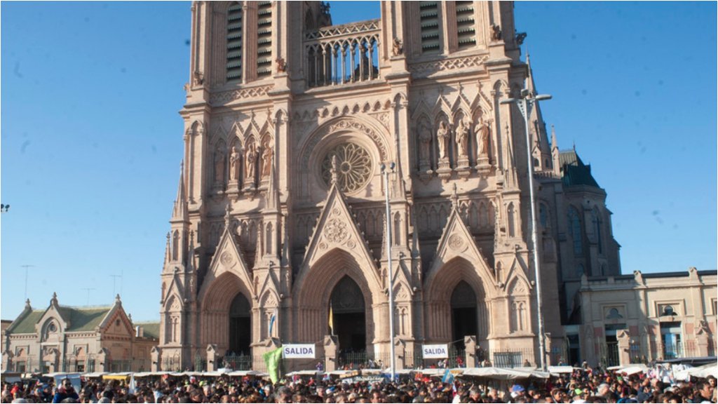 Año a año una multitud llega a la ciudad de Luján para venerar a la Virgen.