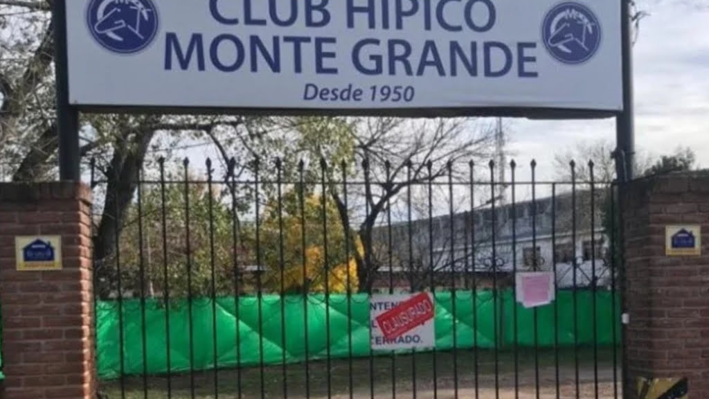 La faja de clausura en el portón de ingreso del Club Hípico Monte Grande.