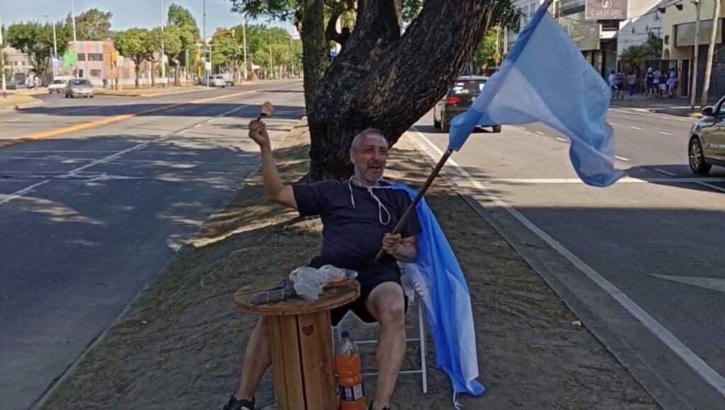 Avellaneda: quién es el vecino que todas las noches flamea una bandera argentina por las calles de Villa Domínico para alentar a la Selección